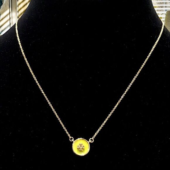 TORY BURCH KIRA LOGO GOLD ENAMEL LEMON COLOR PENDANT NECKLACE - Picture 1 of 3